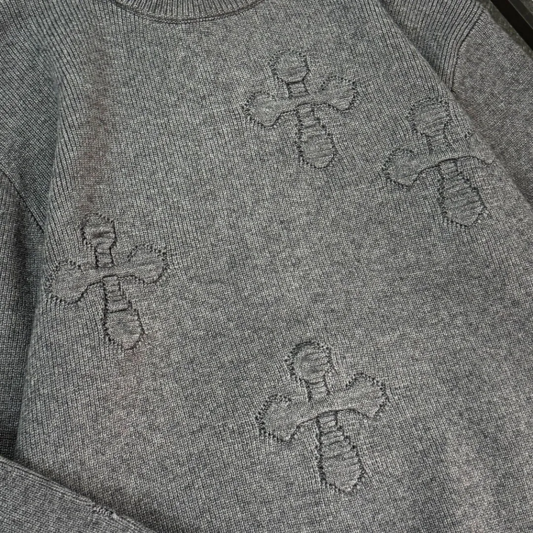 P290 Chrome Hearts 26 high-version wool knitted round-neck sweaters. High-end custom-made 500g sweater fabric. No deformation, no shrinkage, complete with three labels, same style for men and women. Process: The wool is knitted by a 7-needle imported machine. Color: 3 colors. SIZE: XS-L